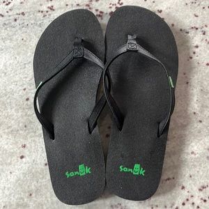 Sanuk like new yoga mat flip flops